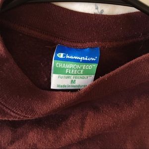 Champion Tops - University of Chicago Maroon Crewneck Sweatshirt Champion Tops - University of Chicago Maroon Crewneck Sweatshirt